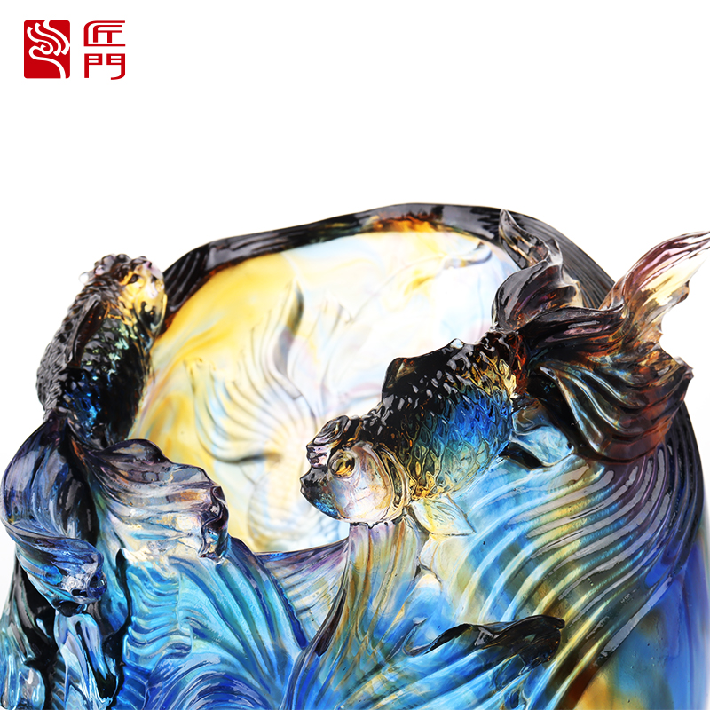 Glasvase: Luxuriöses und raffiniertes Wohnzimmer, Blumenarrangement, Kristallglas, kunstvoll konservierter Blumenhalter, Esstisch für zu Hause, dekoratives Ornament „Hinzufügen von Blumen zu Brokat“