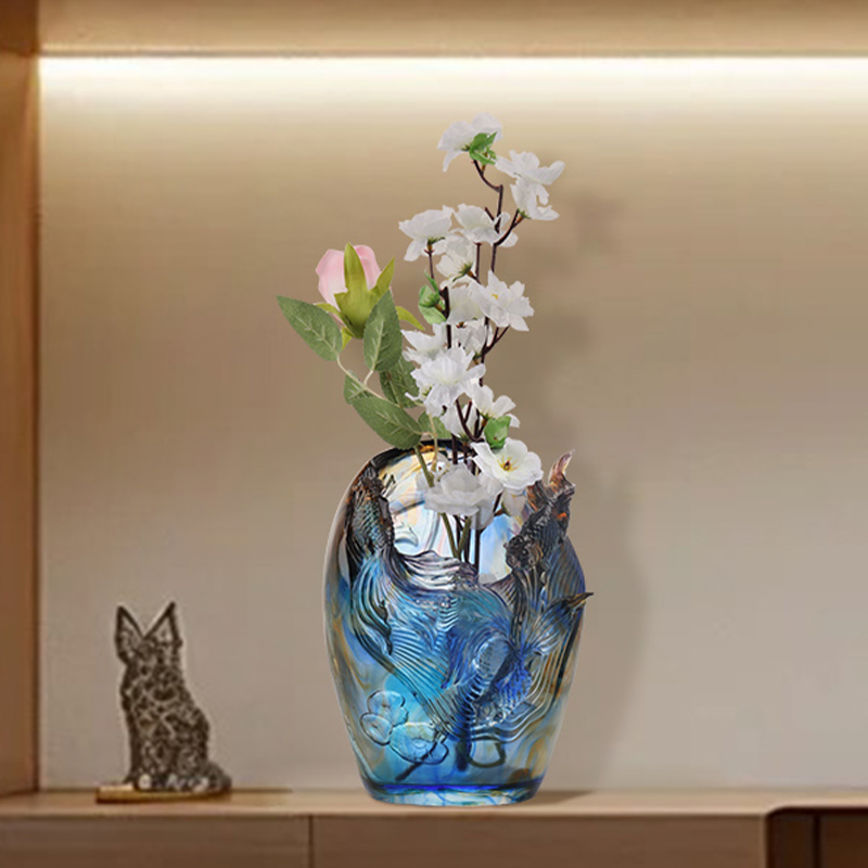 Glasvase: Luxuriöses und raffiniertes Wohnzimmer, Blumenarrangement, Kristallglas, kunstvoll konservierter Blumenhalter, Esstisch für zu Hause, dekoratives Ornament „Hinzufügen von Blumen zu Brokat“