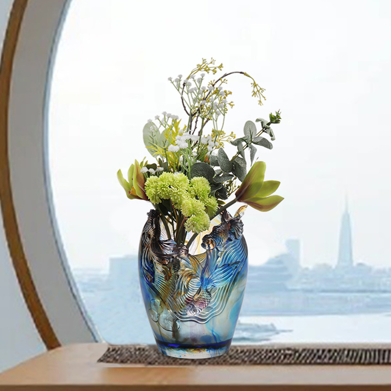 Glasvase: Luxuriöses und raffiniertes Wohnzimmer, Blumenarrangement, Kristallglas, kunstvoll konservierter Blumenhalter, Esstisch für zu Hause, dekoratives Ornament „Hinzufügen von Blumen zu Brokat“