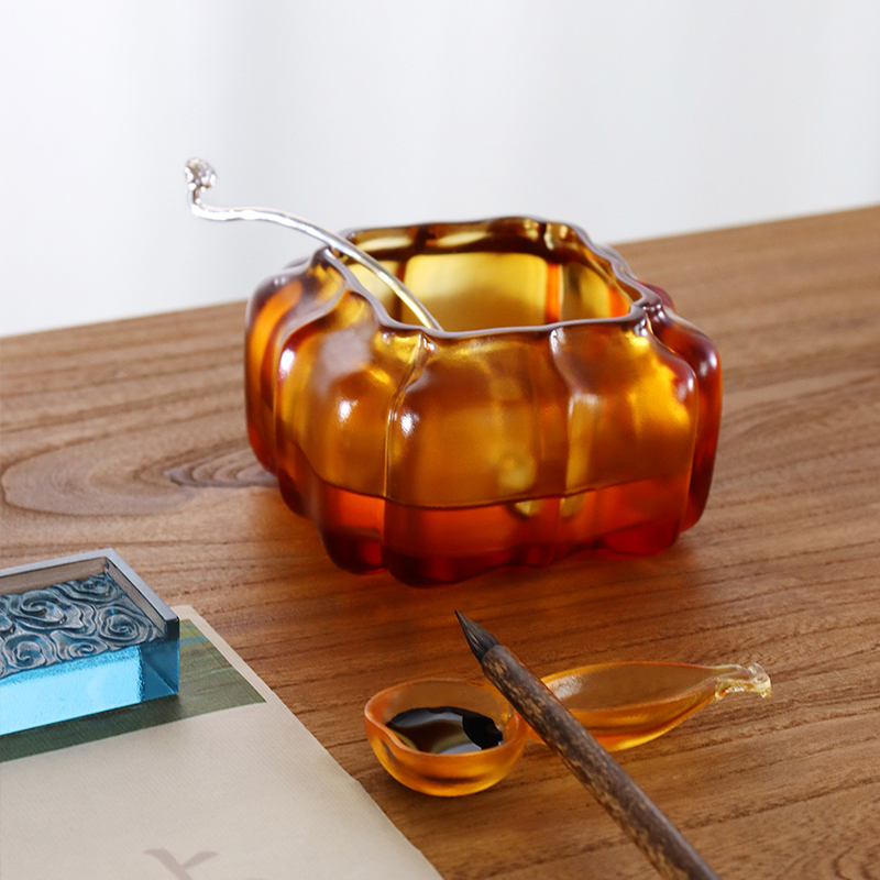 Wassertopf in Kürbisform aus violettem Kristallglas