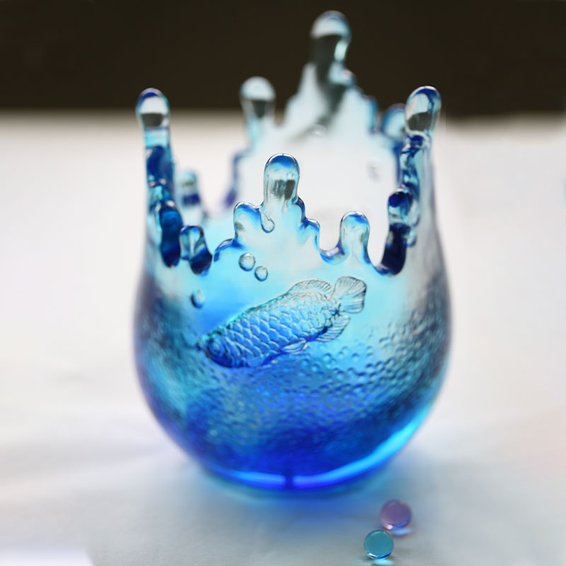 Blaue Glaswarenornamente mit eingravierten Fischmustern