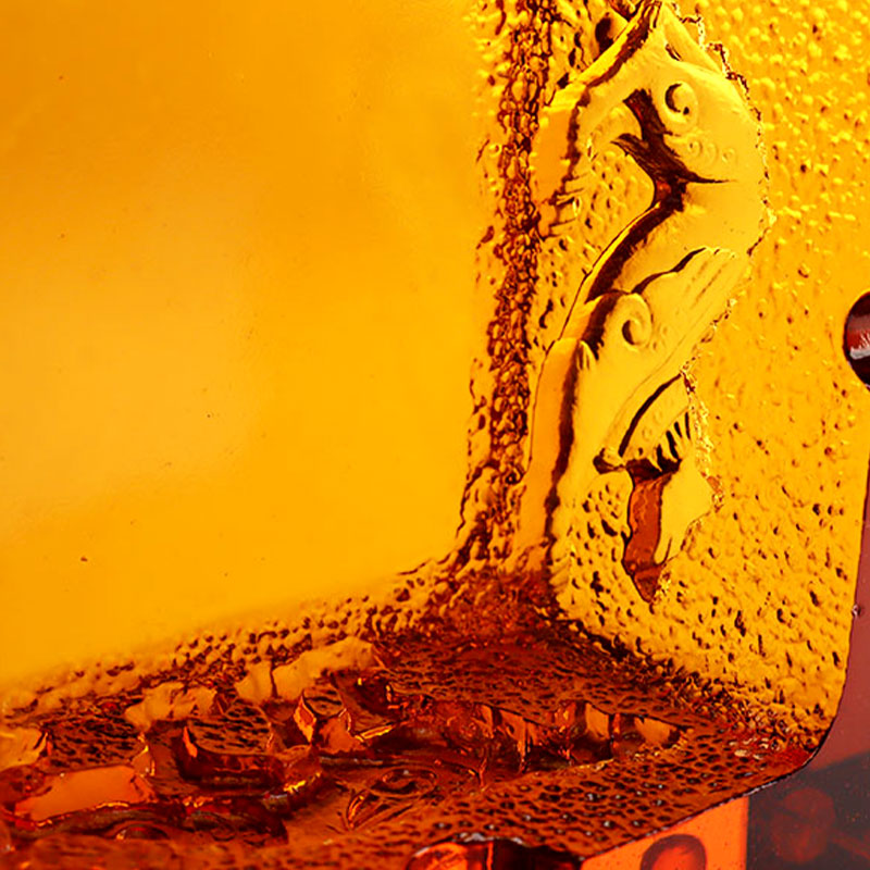 Aschenbecher aus rotem Glas mit exquisiten geprägten Tiermustern