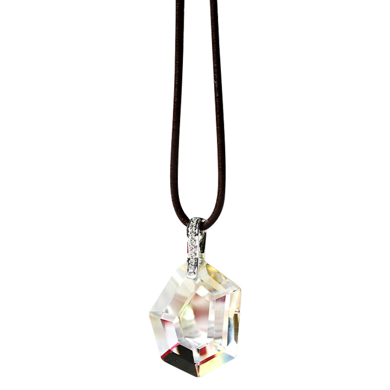 Silberfarbene Halskette mit Glasanhänger mit Musterbefestigung