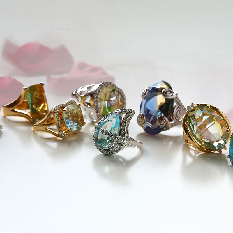 Ring mit tropfenförmigem geschliffenem Glas