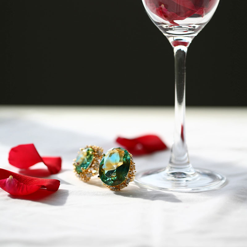 Grüne Glasohrringe mit goldenen Ohrpolstern