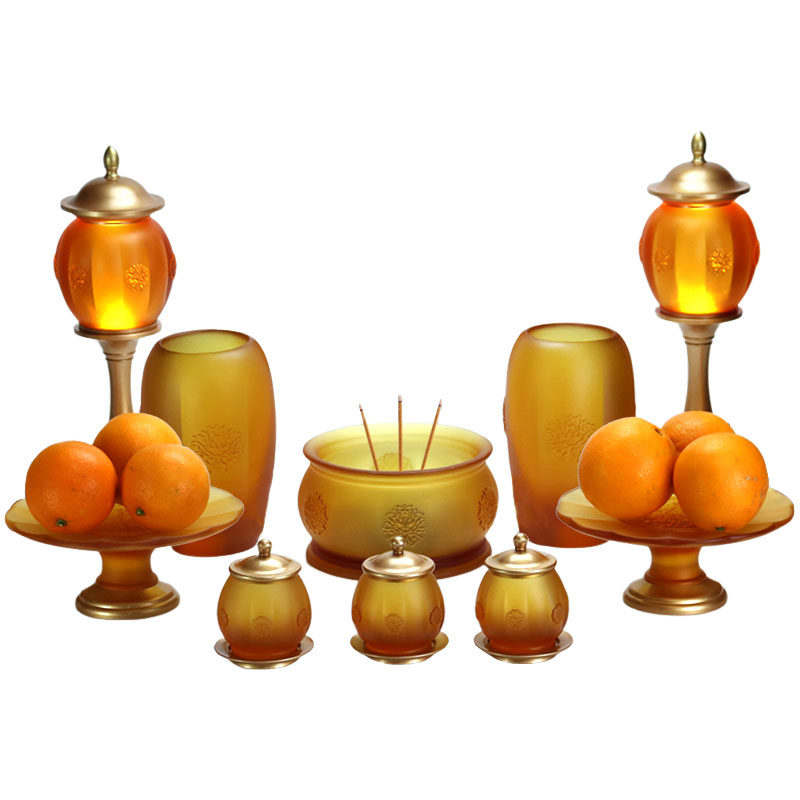Set mit Opfergaben aus goldenem Glas für den buddhistischen Altar der Serie „Bao Xiang Hua“.