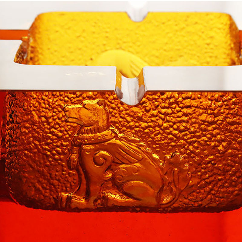 Aschenbecher aus rotem Glas mit exquisiten geprägten Tiermustern