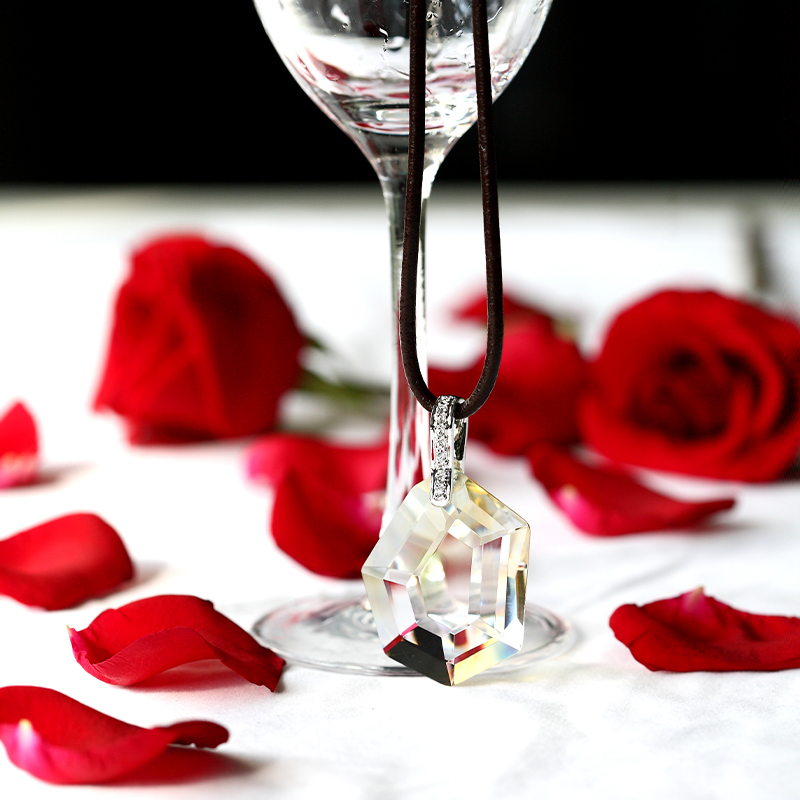 Silberfarbene Halskette mit Glasanhänger mit Musterbefestigung