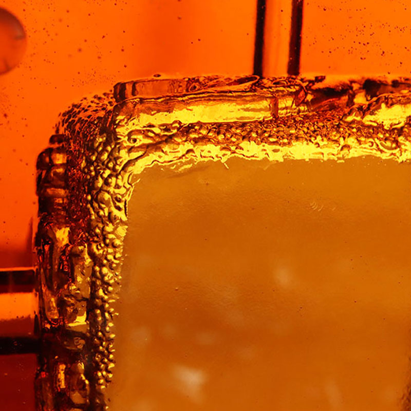 Aschenbecher aus rotem Glas mit exquisiten geprägten Tiermustern