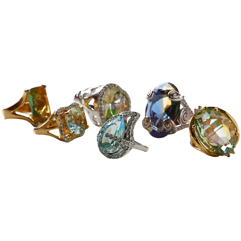 Ring mit tropfenförmigem geschliffenem Glas