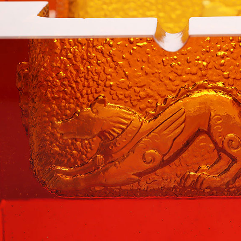 Aschenbecher aus rotem Glas mit exquisiten geprägten Tiermustern
