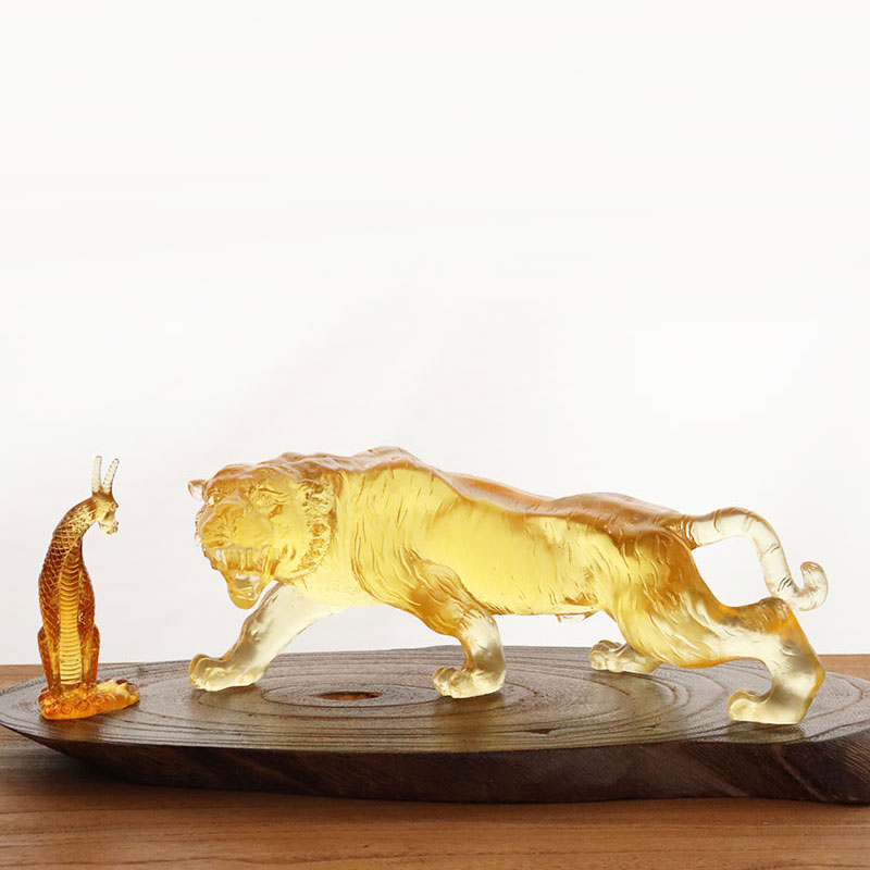 Goldfarbene glasierte Tigerornamente