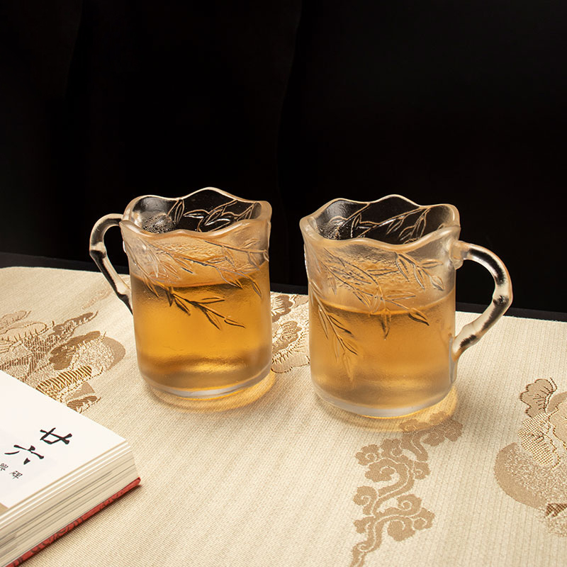 Glasbecher mit Bambusblattrelief und Griffen