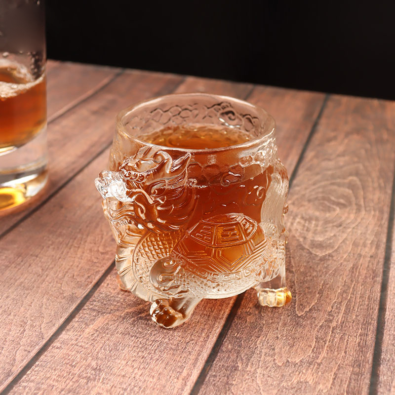 Antike Weintasse mit Drachenrelief aus Glas und Teetasse