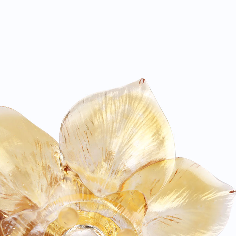 Blütenblattförmiger Kerzenhalter aus Glas