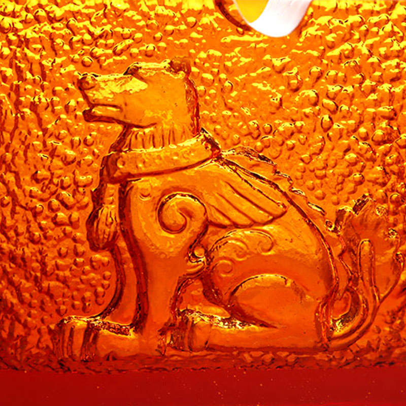 Aschenbecher aus rotem Glas mit exquisiten geprägten Tiermustern