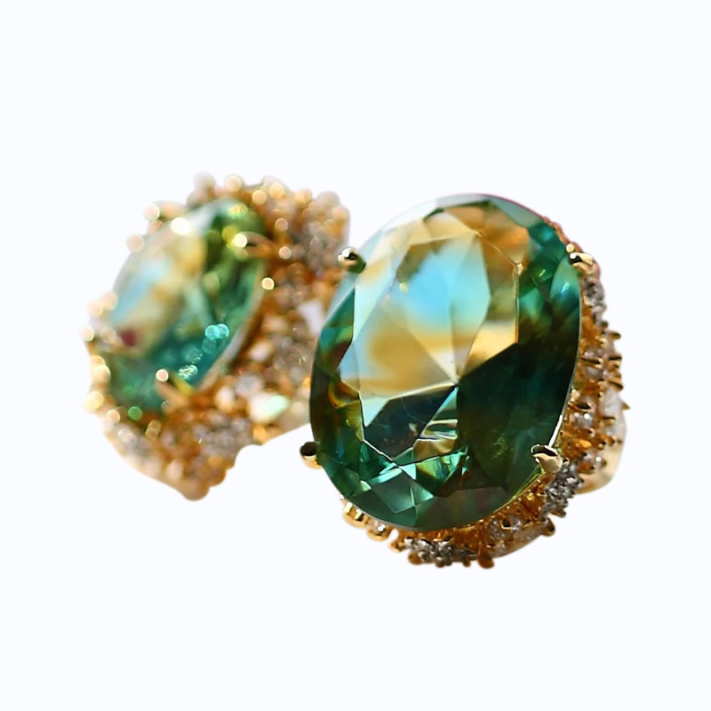 Grüne Glasohrringe mit goldenen Ohrpolstern