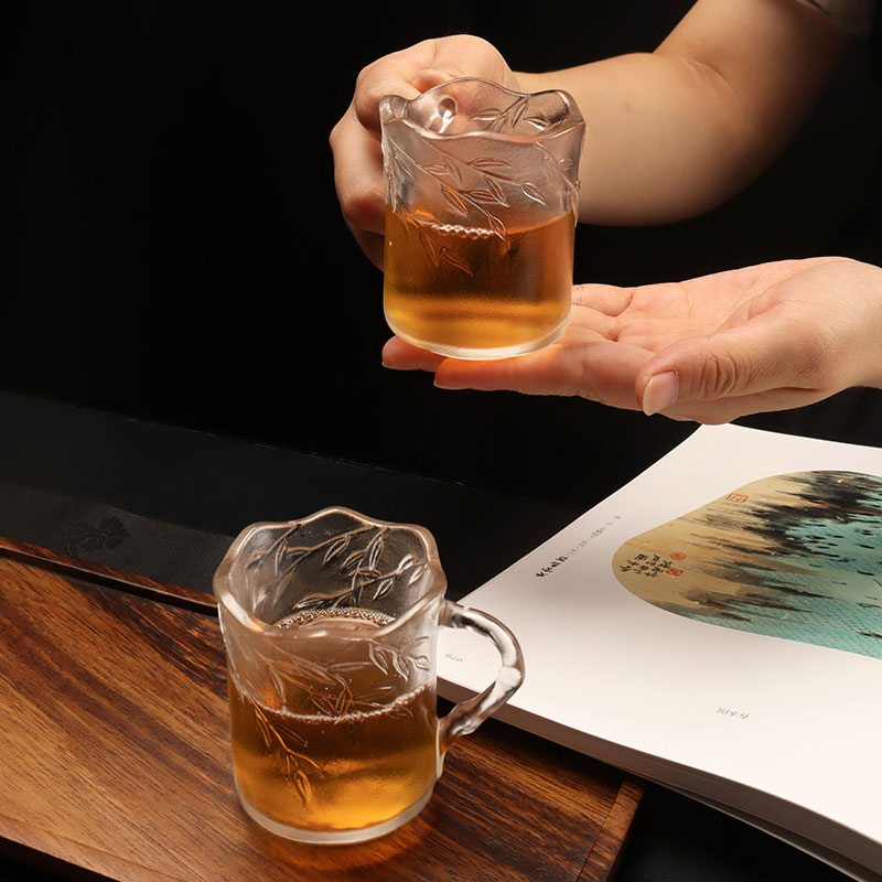 Glasbecher mit Bambusblattrelief und Griffen