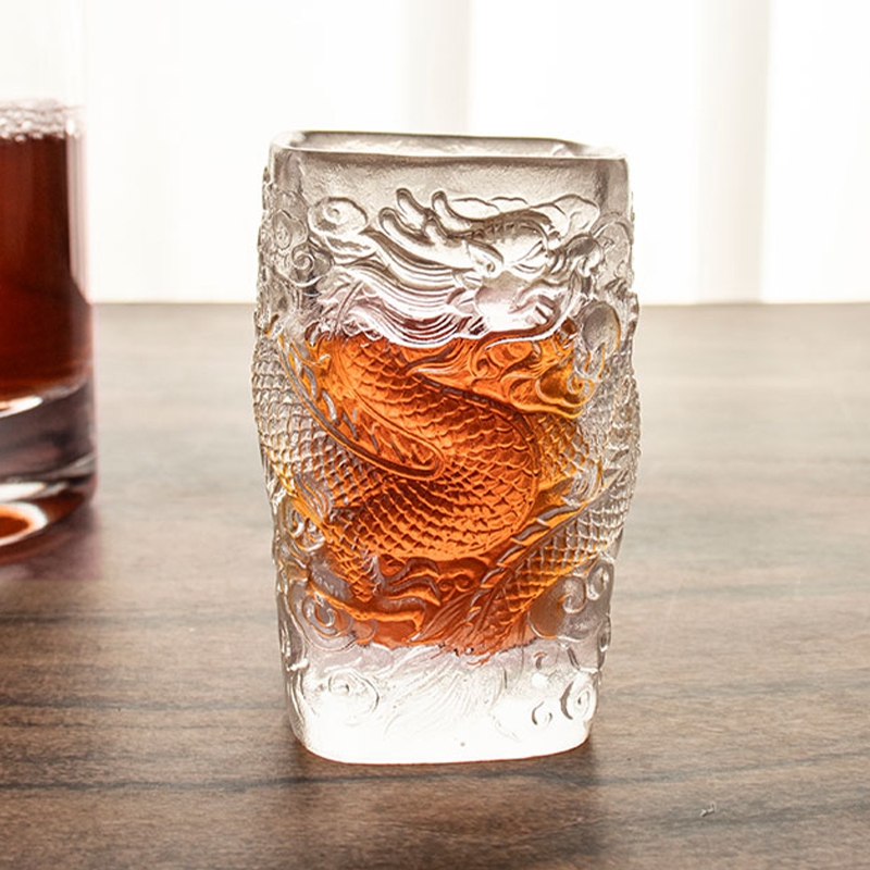 Antike Weintasse mit Drachenrelief aus Glas und Teetasse