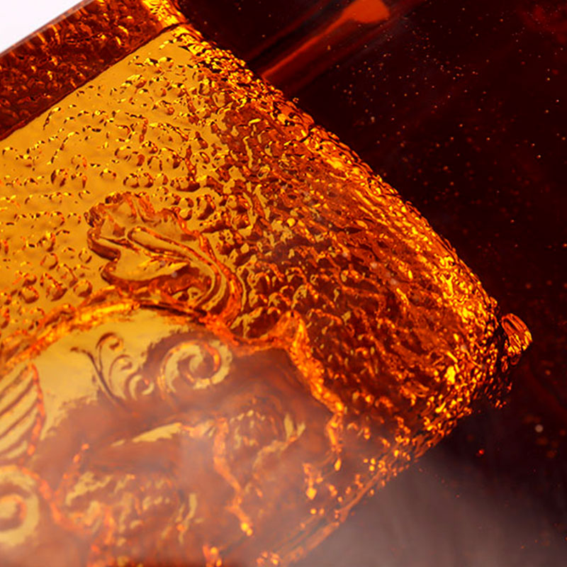 Aschenbecher aus rotem Glas mit exquisiten geprägten Tiermustern