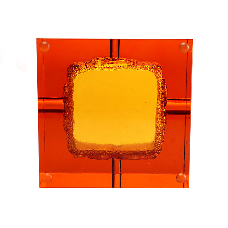 Aschenbecher aus rotem Glas mit exquisiten geprägten Tiermustern