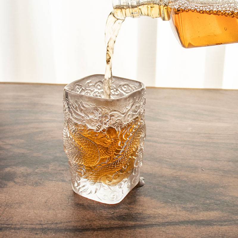 Antike Weintasse mit Drachenrelief aus Glas und Teetasse