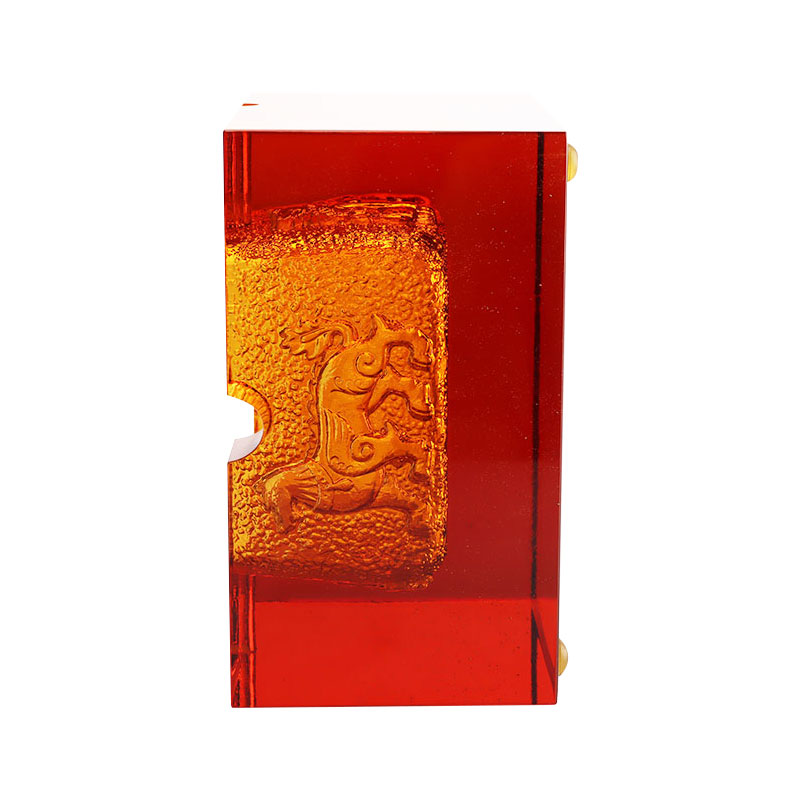 Aschenbecher aus rotem Glas mit exquisiten geprägten Tiermustern