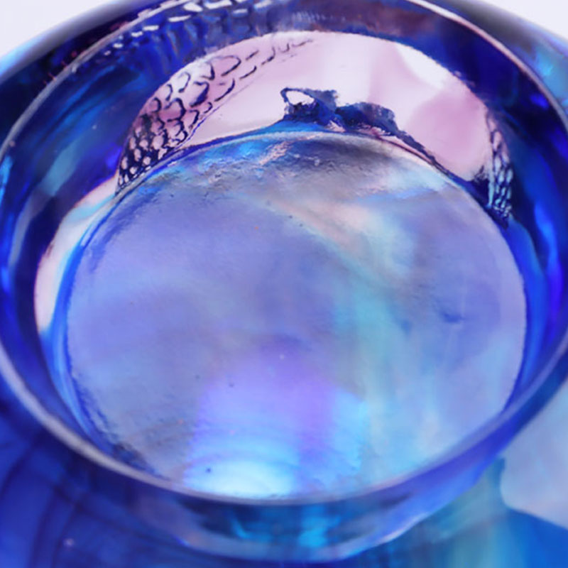 Blauer, glasierter, aus Kristall geschnitzter Kerzenhalter