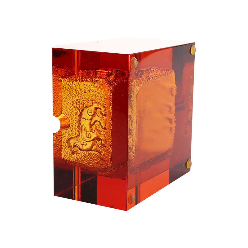 Aschenbecher aus rotem Glas mit exquisiten geprägten Tiermustern