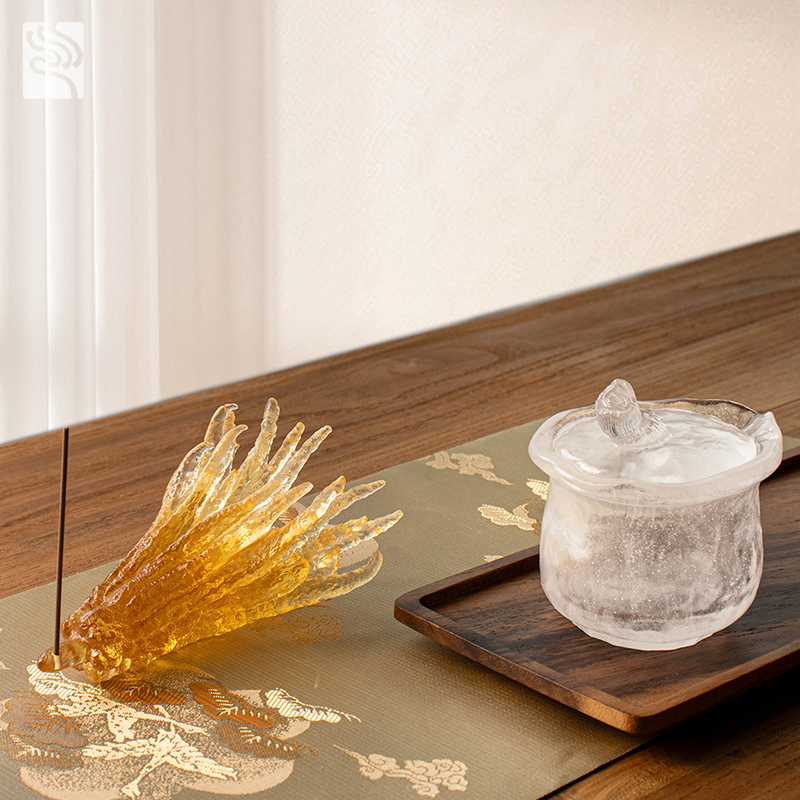 Handgeformter Räucherstäbchenhalter aus goldfarbenem Glas