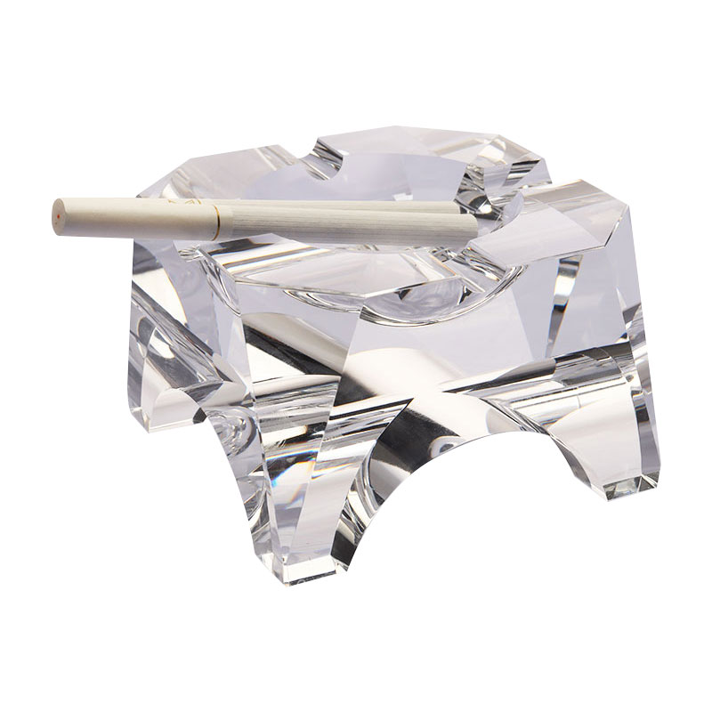 Einfacher Aschenbecher aus transparentem Kristallglas mit geometrischem Design