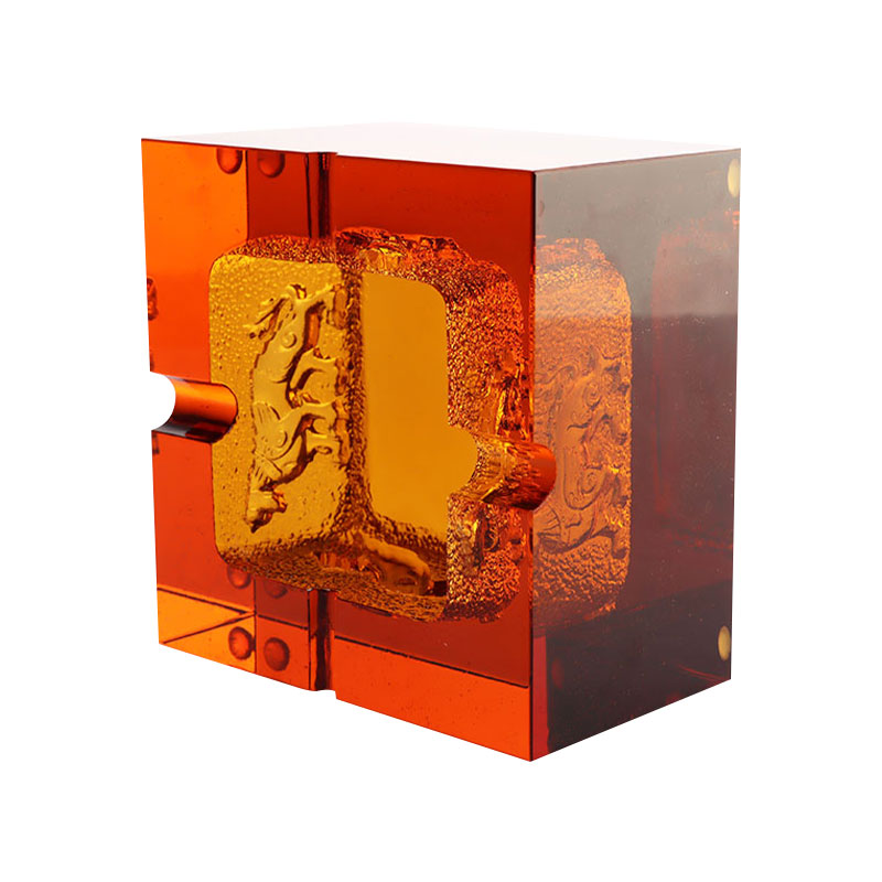 Aschenbecher aus rotem Glas mit exquisiten geprägten Tiermustern