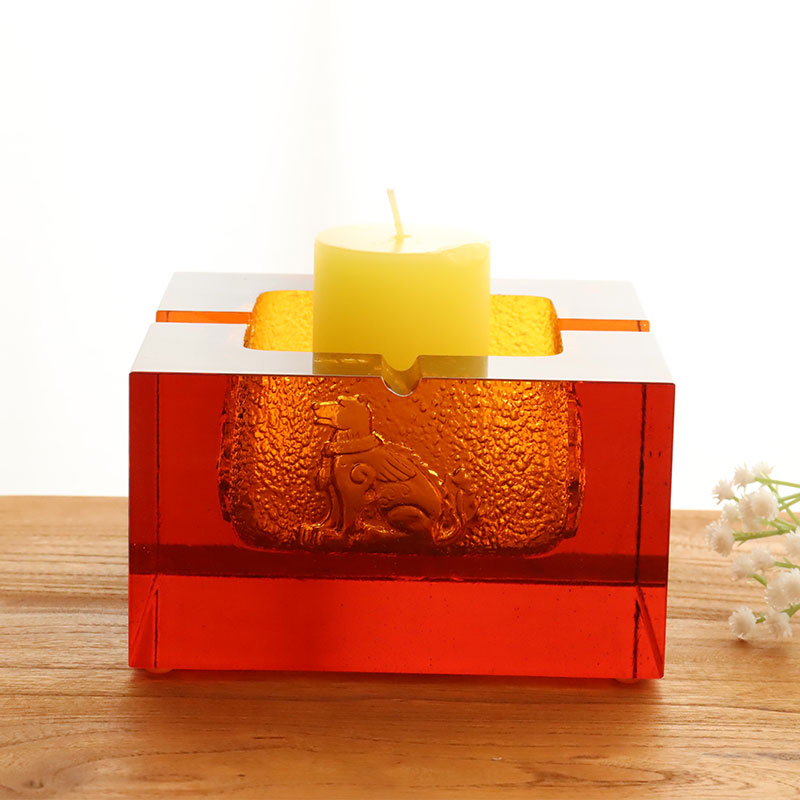 Aschenbecher aus rotem Glas mit exquisiten geprägten Tiermustern