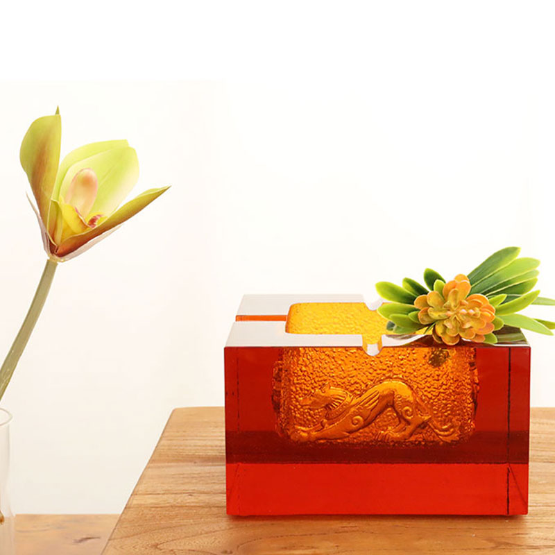 Aschenbecher aus rotem Glas mit exquisiten geprägten Tiermustern