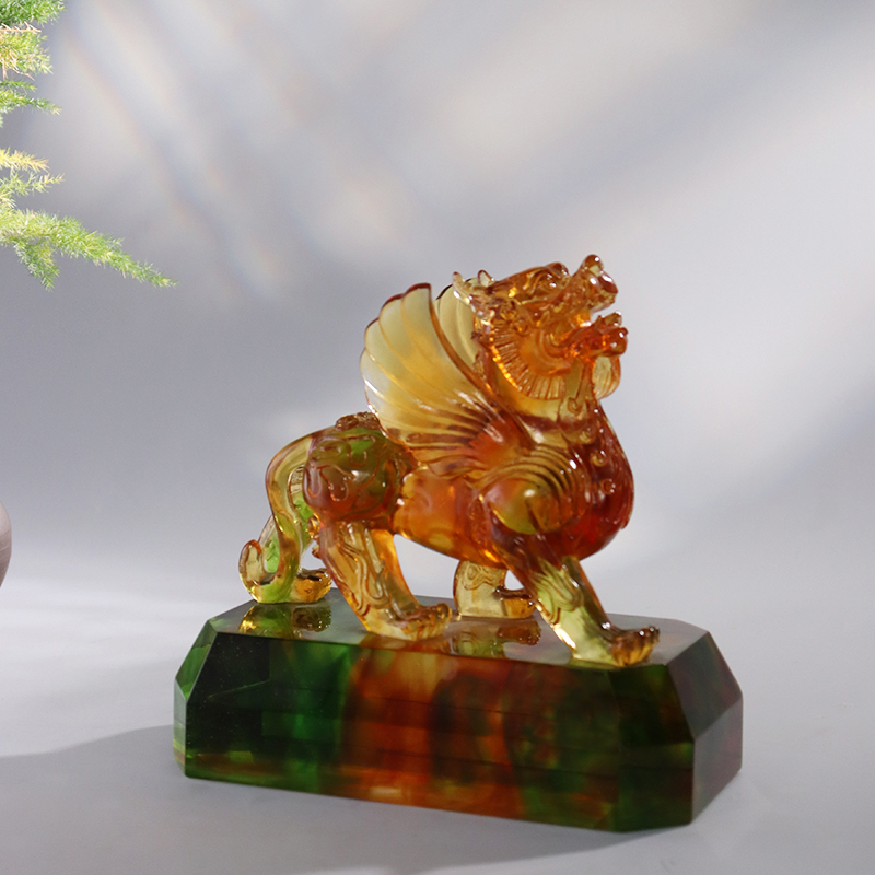 Kristallklare Tierornamente aus farbiger Glasur