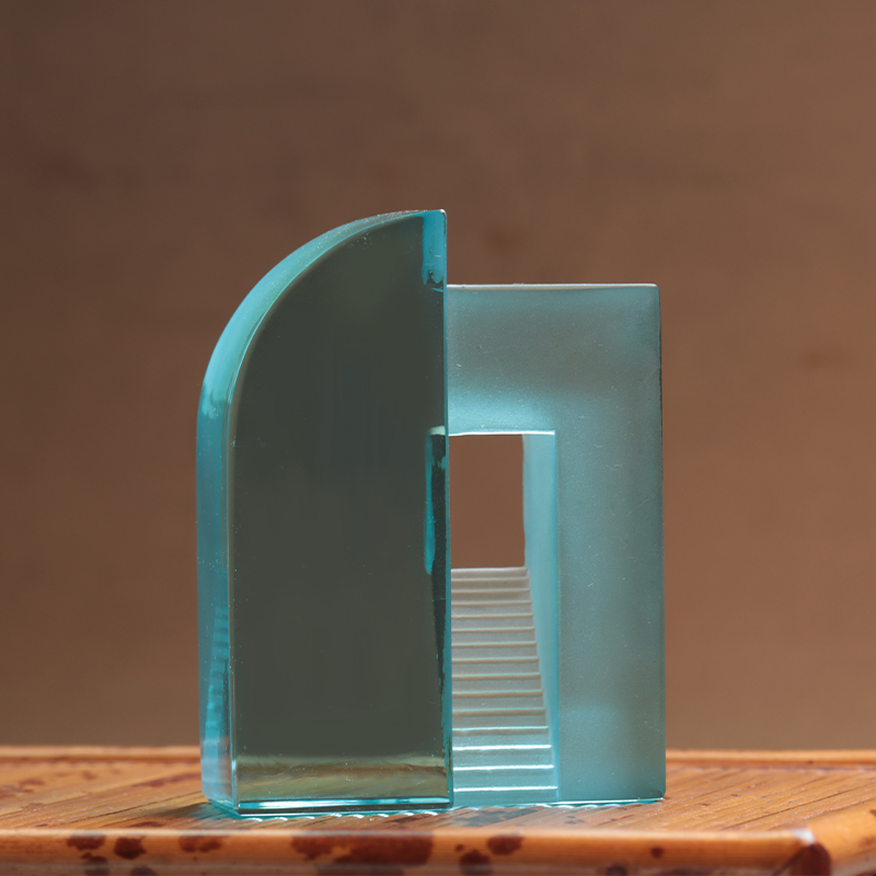 Chinesische Spielzeugornamente aus blauem Milchglas mit Farbverlauf