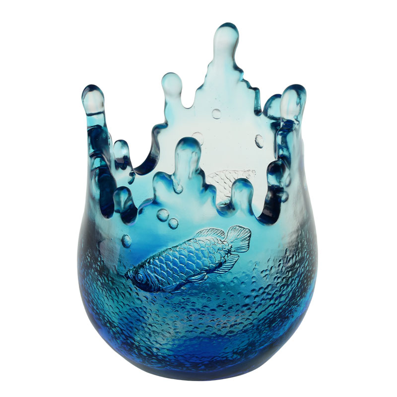 Blaue Glaswarenornamente mit eingravierten Fischmustern