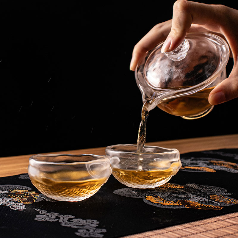 Teeservice aus transparentem Glas mit Teekanne und Teetasse