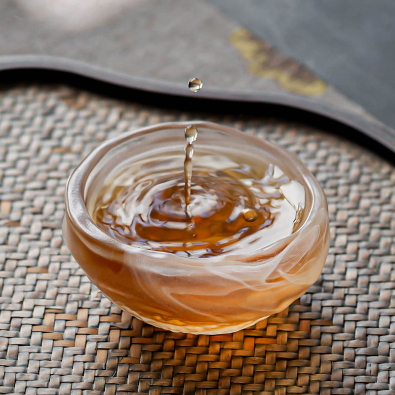 Teeservice aus transparentem Glas mit Teekanne und Teetasse