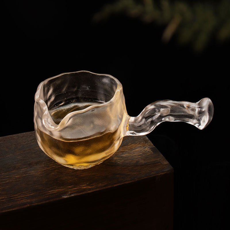 Teeservice aus transparentem Glas mit Teekanne und Teetasse