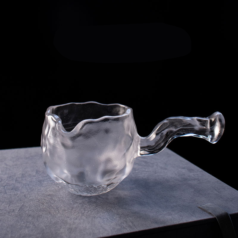 Teeservice aus transparentem Glas mit Teekanne und Teetasse