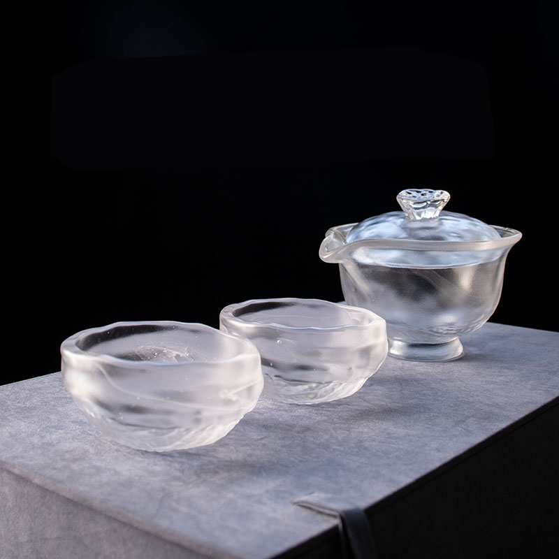 Teeservice aus transparentem Glas mit Teekanne und Teetasse