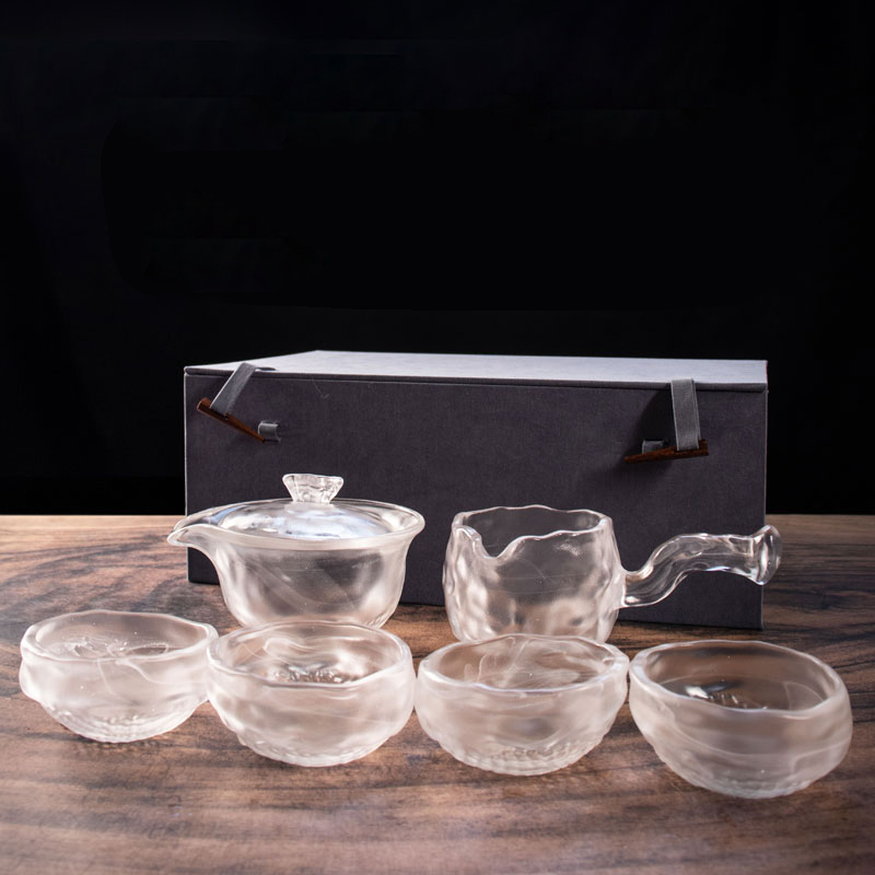 Teeservice aus transparentem Glas mit Teekanne und Teetasse