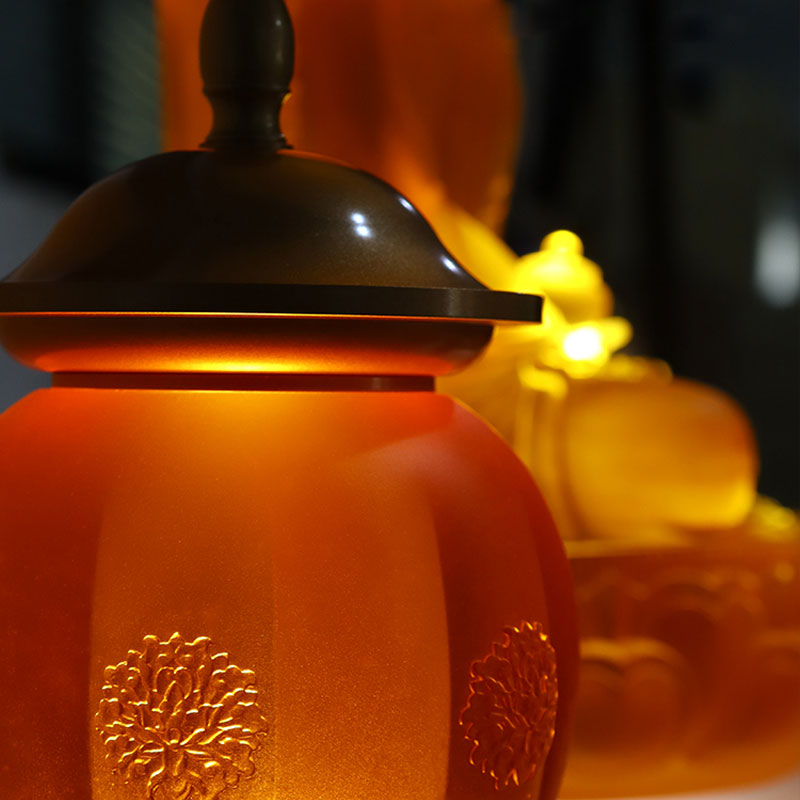 Set mit Opfergaben aus goldenem Glas für den buddhistischen Altar der Serie „Bao Xiang Hua“.