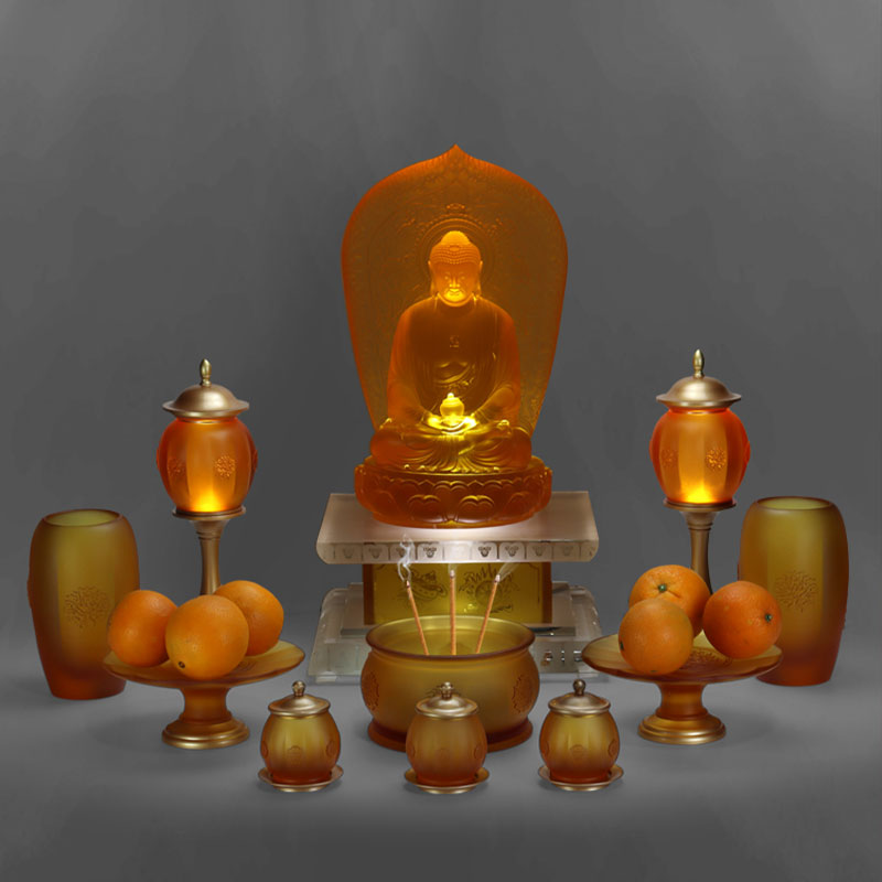 Set mit Opfergaben aus goldenem Glas für den buddhistischen Altar der Serie „Bao Xiang Hua“.