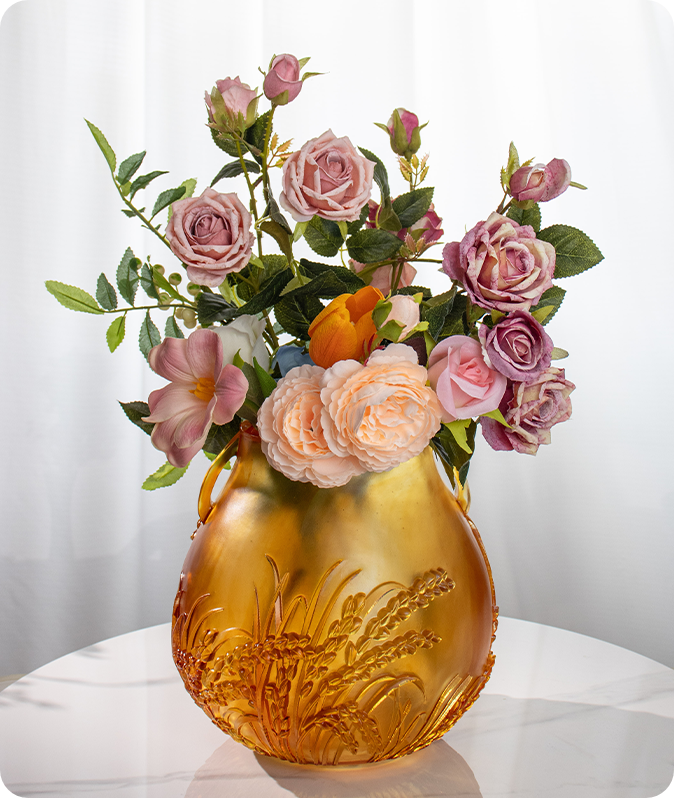 Das Versprechen einer reichen Ernte: Ein Glasgefäß mit zwei Henkeln