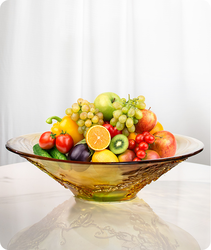 Ein weithalsiges Glasgefäß, beladen mit Früchten